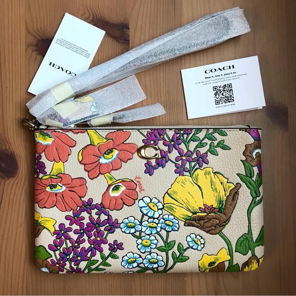 Coach Handbags - 🌸 Coach Small Wristlet With Floral Print Polished pebble leather